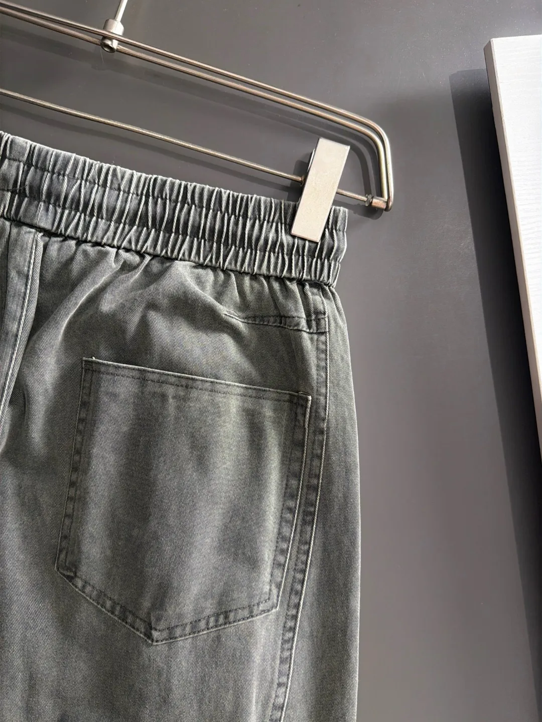 The next day we shipped the P195 Balenciaga High Quality New Arrival Elastic Casual Pants Fall/Winter 2026. The custom-made fabric at the counter has a high degree of comfort, impeccable details, and the design concept of the brand elements reflects high quality. The hand feels delicate and soft! Casual cuts and awesome upper body! Sizes: S-3XL